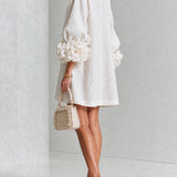Amara - Mini Vestido Elegante con Botones Florales