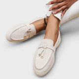 Mocasines Femeninos Beiges con Cordón Decorativo